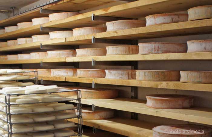 Temps d'affinage fromage à raclette Nos meules de Raclette sont affinées entre 8 et 10 semaines dans notre cave à Thônes