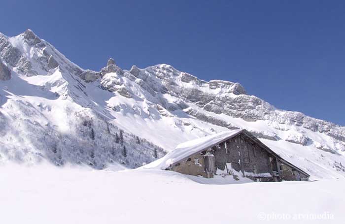 ferme sous la neige c'est le temps du repos pour les fermes d'alpage quand la neige fut venue