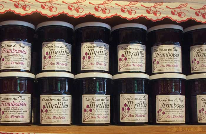 Confitures framboises, myrtilles préparées artisanalement cuite au chaudron en petite quantité.