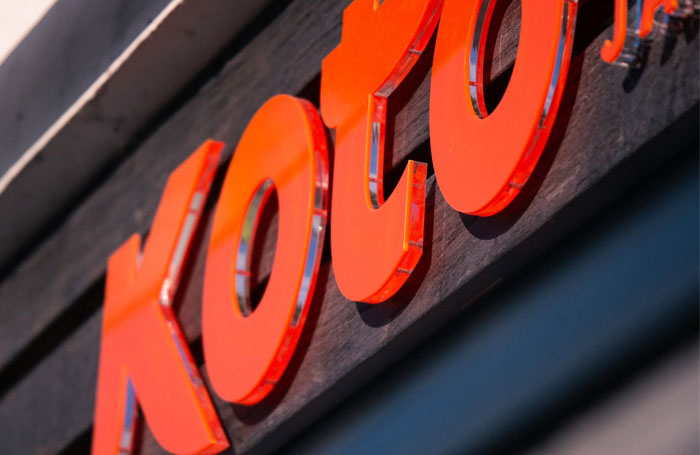 Création Conception d'enseignes lumineuses entreprise Wizbee Thônes fabrication et montage sur place Haute Savoie