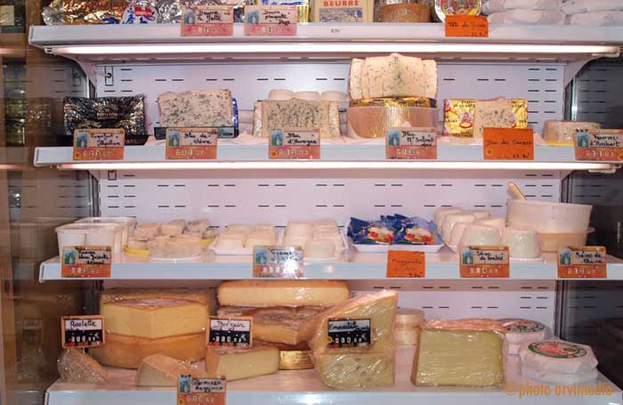 un rayon fromage beurre de la ferme, reblochon, fromage blanc frais, fromage de brebis Thônes