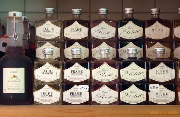 Liqueurs pêche, fraise, rose, violette, mûre, mandarine, cerise..