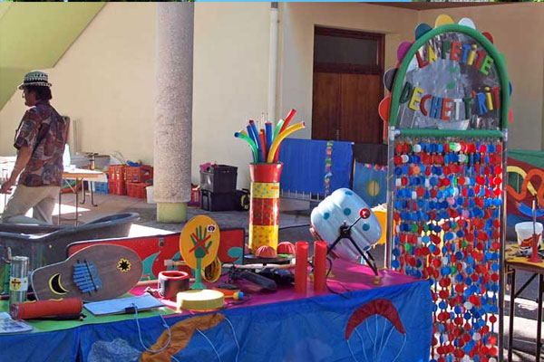 Exposition de meubles et d'objets décoratifs en papier maché, démonstration de création de meubles, atelier de fabrication d'instruments de musi